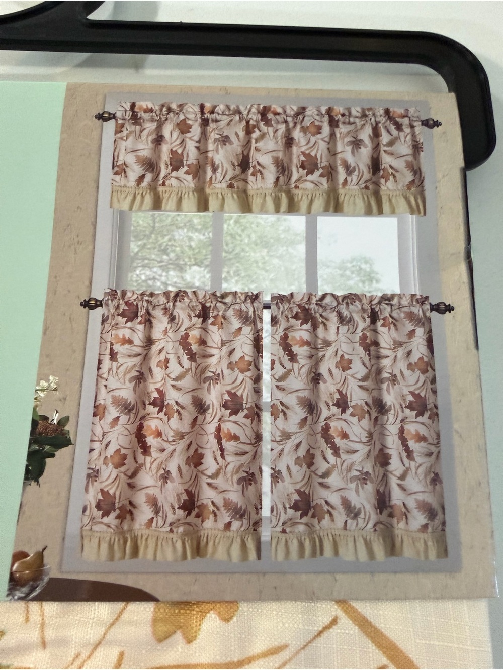 Leaf Pattern Tier and Valance Curtain Set in Brown and Cream